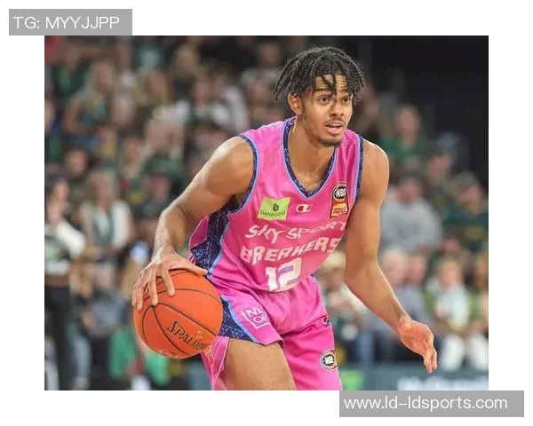 谢顿夏普表现抢眼25投10中助球队赢得关键胜利